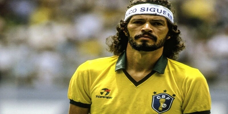 Socrates thi đấu dưới màu áo đội tuyển Brazil 