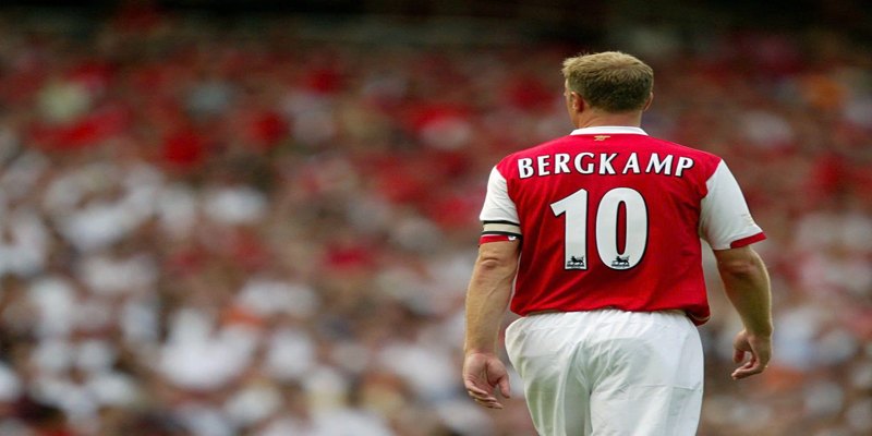 Dennis Bergkamp nổi tiếng với khả năng kiểm soát bóng và một chạm tinh tế