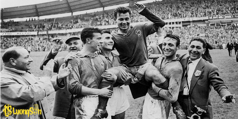 Just Fontaine ăn mừng tại World Cup mùa giải 1958