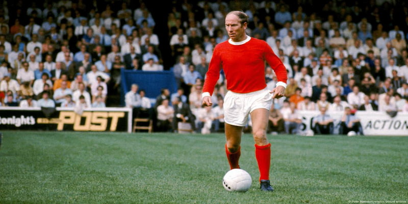 Bobby Charlton là một trong những huyền thoại hàng đầu bóng đá Anh