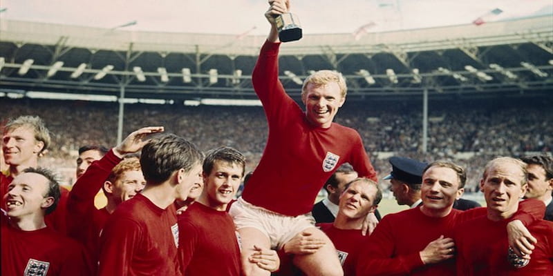 Top 10 huyền thoại bóng đá Anh gọi tên Bobby Moore